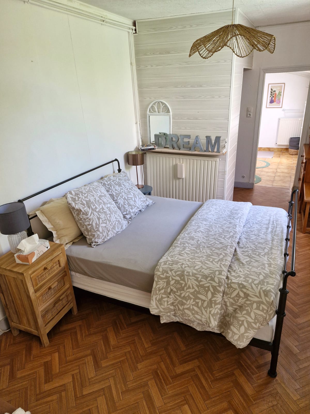 Chambre lumineuse avec parquet